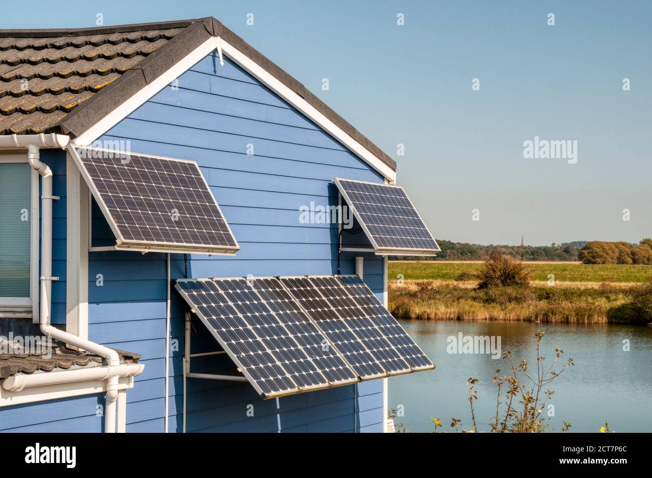 Sonnenkollektoren, die an der Südseite eines Norfolk Ferienchalets befestigt sind. Stockfoto