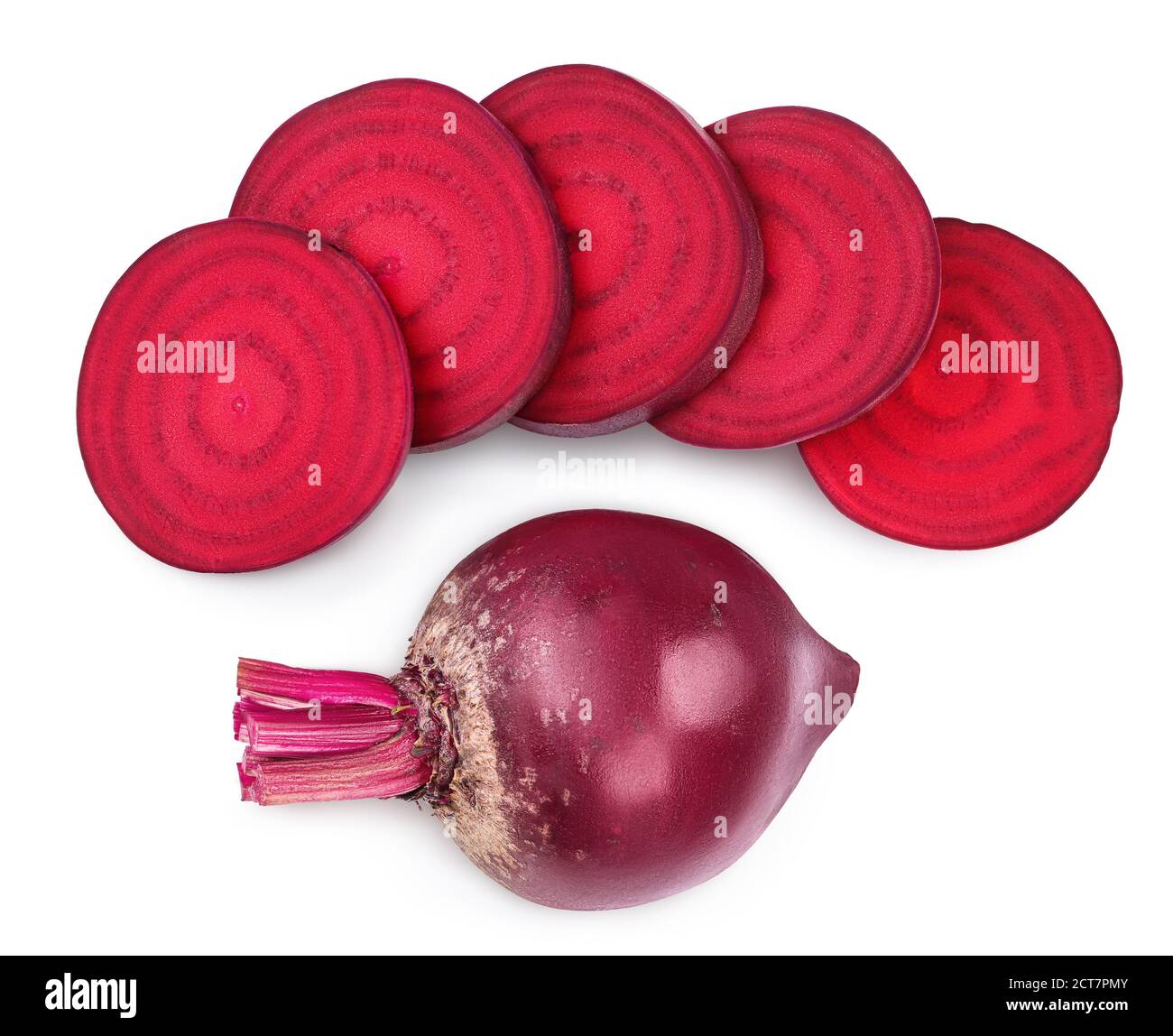 Rote Beete auf weißem Hintergrund isolierte Scheiben mit Beschneidungspfad und voller Schärfentiefe. Draufsicht. Flach liegend Stockfoto