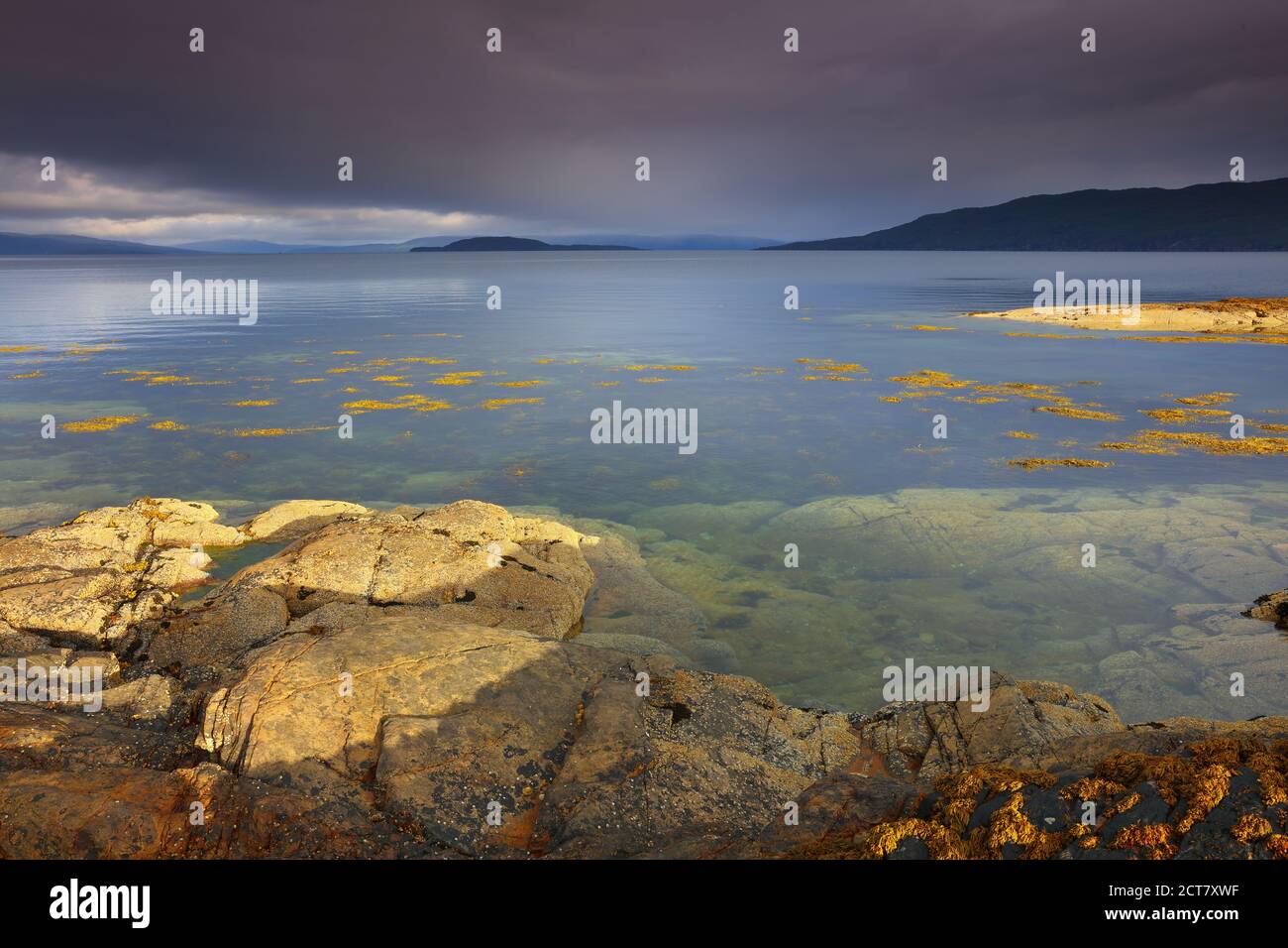 Blick auf Inner Sound mit der Isle of Skye in der Ferne, West Highlands, Schottland. VEREINIGTES KÖNIGREICH Stockfoto