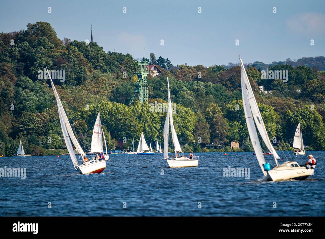 Baldeneysee in Essen, Stausee des Ruhrgebiets, Wickelturm des ehemaligen Kohlebergwerks Carl Funke, Segelboote, Essener Segelwoche Segelregatta, Essen Stockfoto