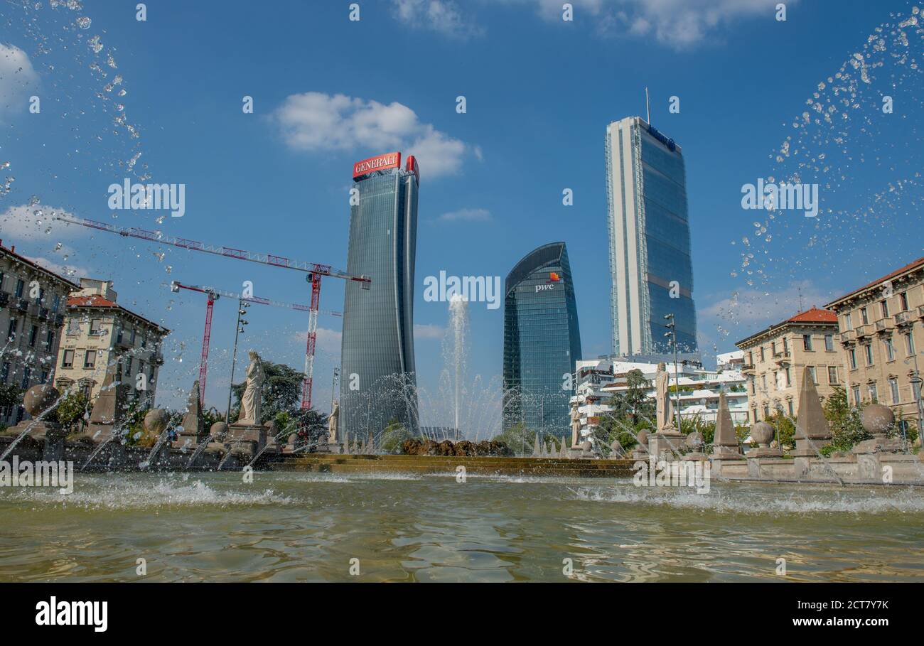 mailand italien 8. september 2020: Das Einkaufsviertel Citylife ist ein Geschäftsgebäude in Mailand, das von der Architektin Zaha Hadid im Rahmen des Stadtlebens Pr Stockfoto mailand italien 8. september 2020: Das Einkaufsviertel Citylife ist ein Geschäftsgebäude in Mailand, das von der Architektin Zaha Hadid im Rahmen des Stadtlebens Pr Stockfoto