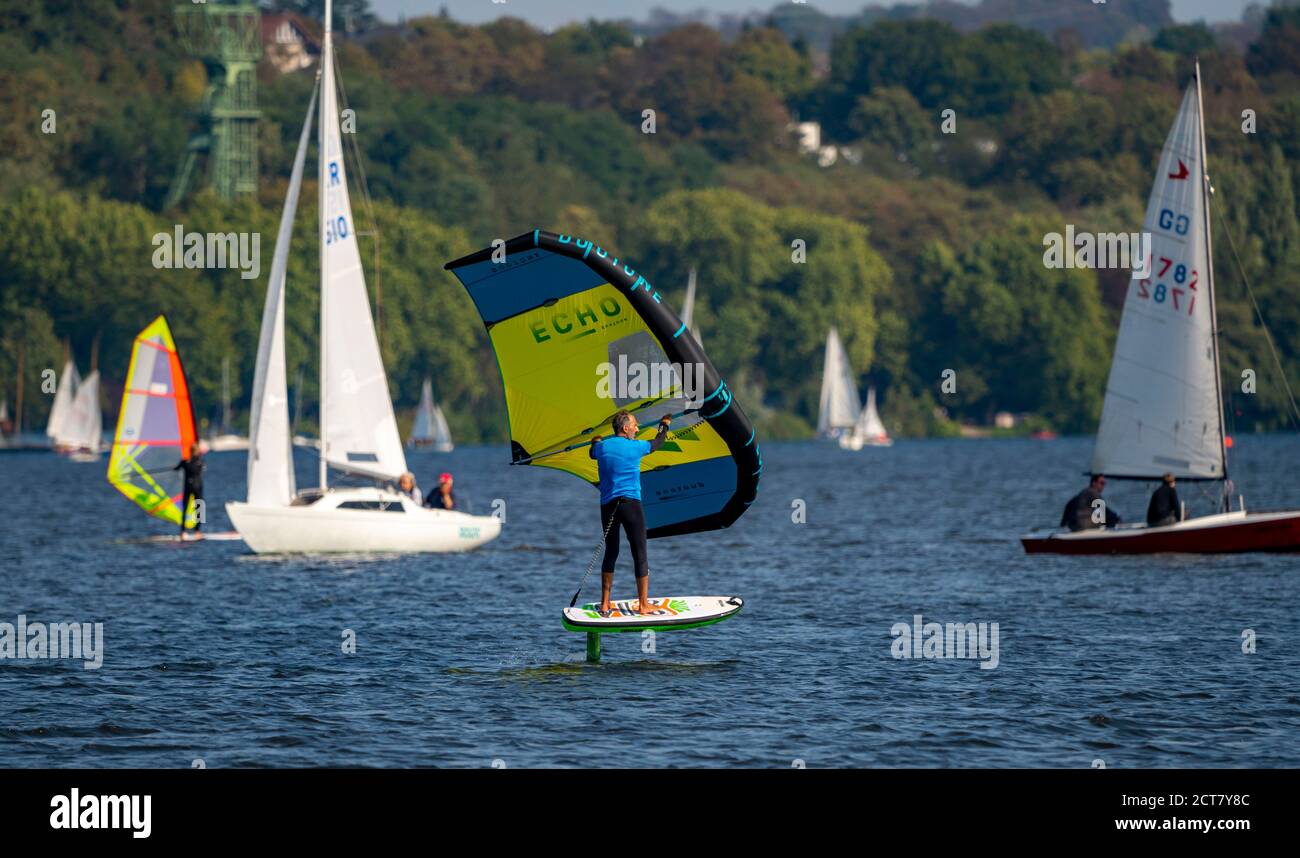 Der Baldeneysee in Essen, Stausee der Ruhr, Segelboote, Foil Surfer, Hydrofoil, Essen, NRW, Deutschland Stockfoto