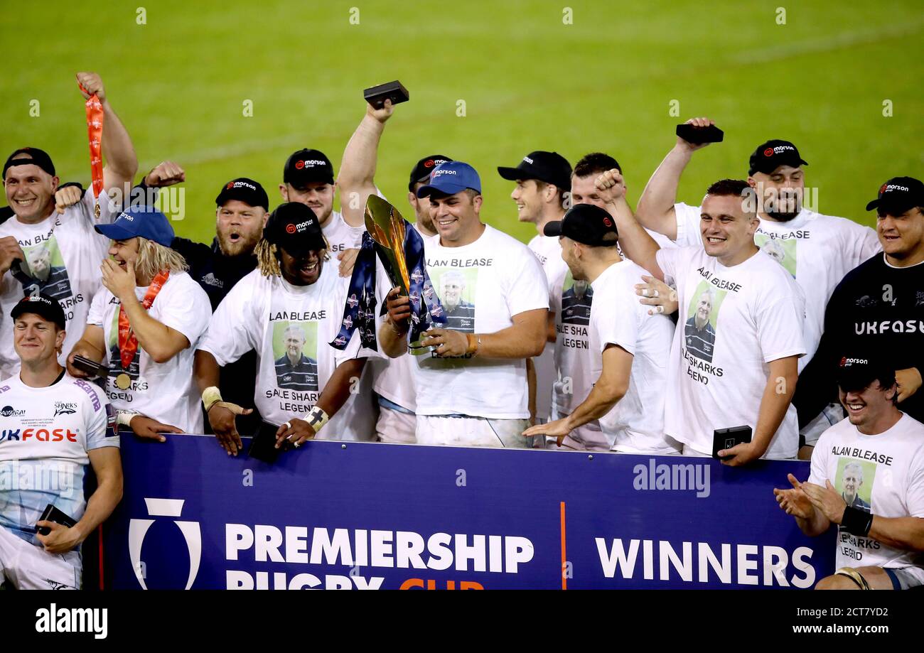 Sale Jono Ross von Sharks (Mitte) hebt die Trophäe mit einem T-Shirt, das dem ehemaligen Trikotmann Alan Blease Tribut zollt, nachdem er das Gallagher Premiership Cup Finale im AJ Bell Stadium, Salford gewonnen hat. Stockfoto