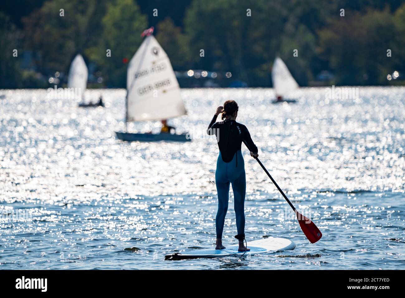 Baldeneysee in Essen, Stausee des Ruhrgebiets, Segelboote, StandUp