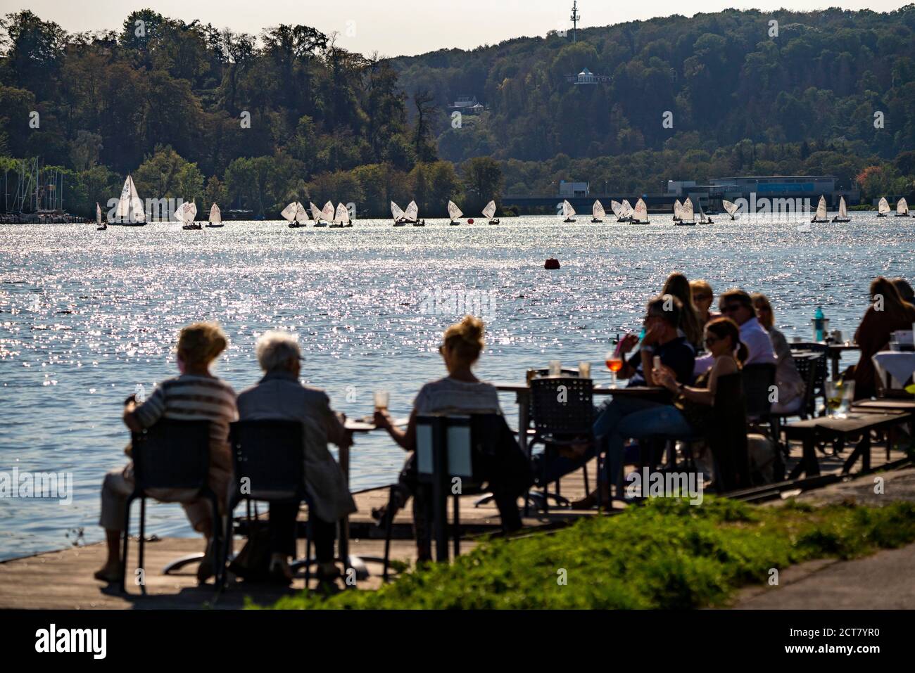 Baldeneysee in Essen, Ruhrreservoir, Segelboote, Café-Terrasse am Seeufer, Essen, NRW, Deutschland Stockfoto