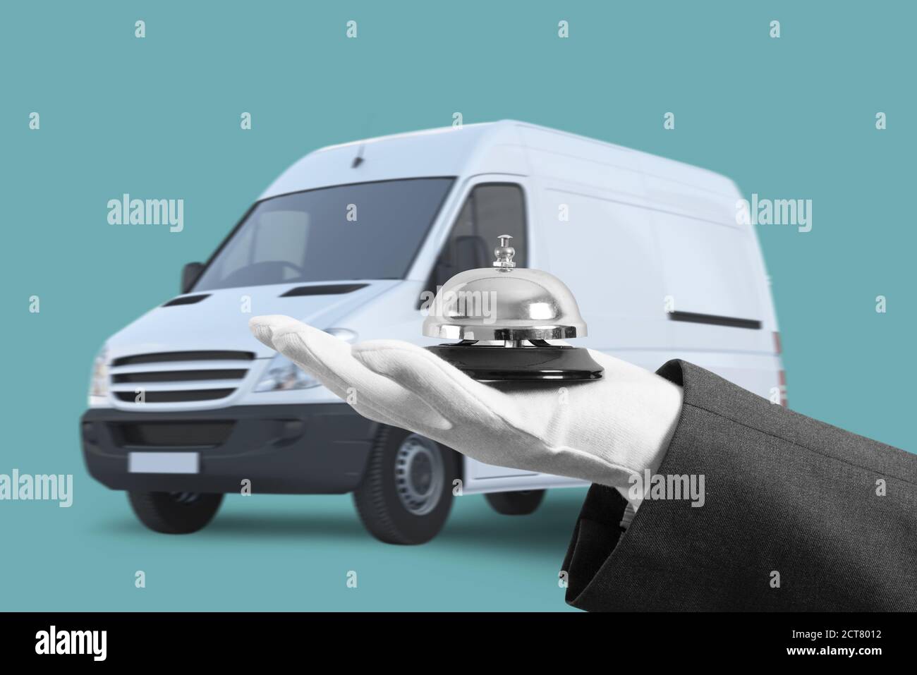 Kellner mit Glocke im Handwagen. Konzept von erstklassigem Service in Ihrem Transport. Stockfoto