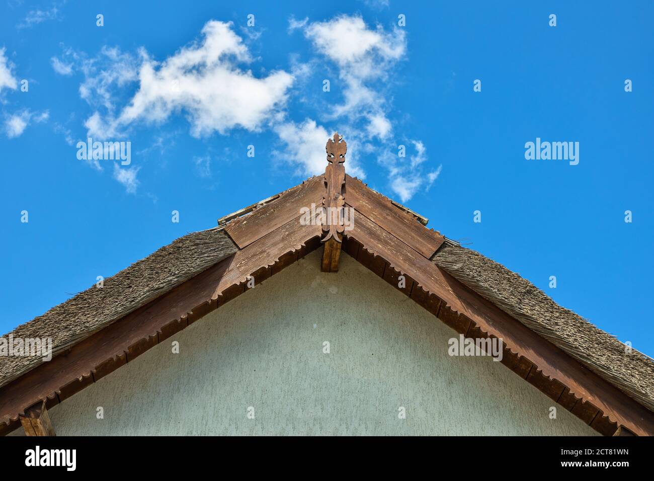 Schöne Holzdekoration auf dem traditionellen Fronton Haus in Donau Delta-Region Stockfoto