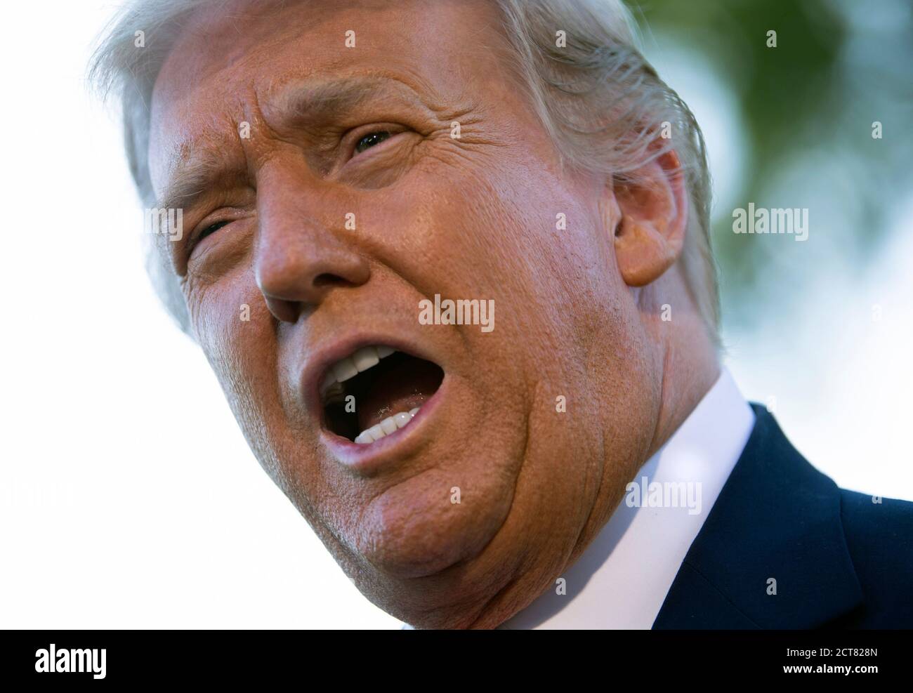 USPräsident Donald J. Trump spricht zu Reportern, als er am Montag