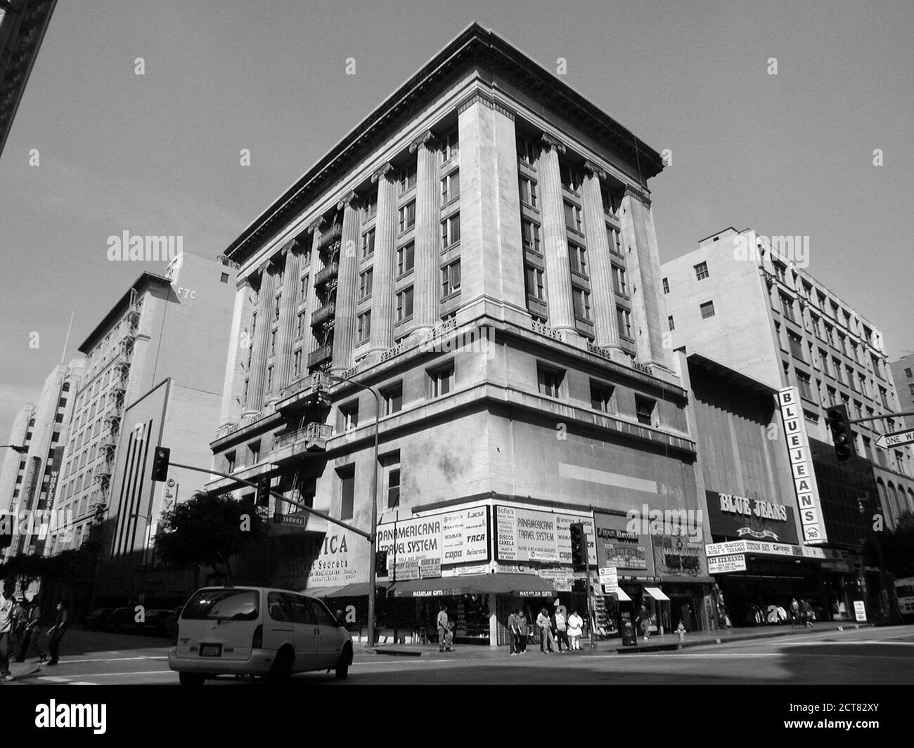 Los Angeles, Kalifornien, USA - Februar 2002: Schwarz-weiß-Archivansicht von Architektur und Gebäuden am 8. Und Broadway in Downtown Los Angeles. Stockfoto