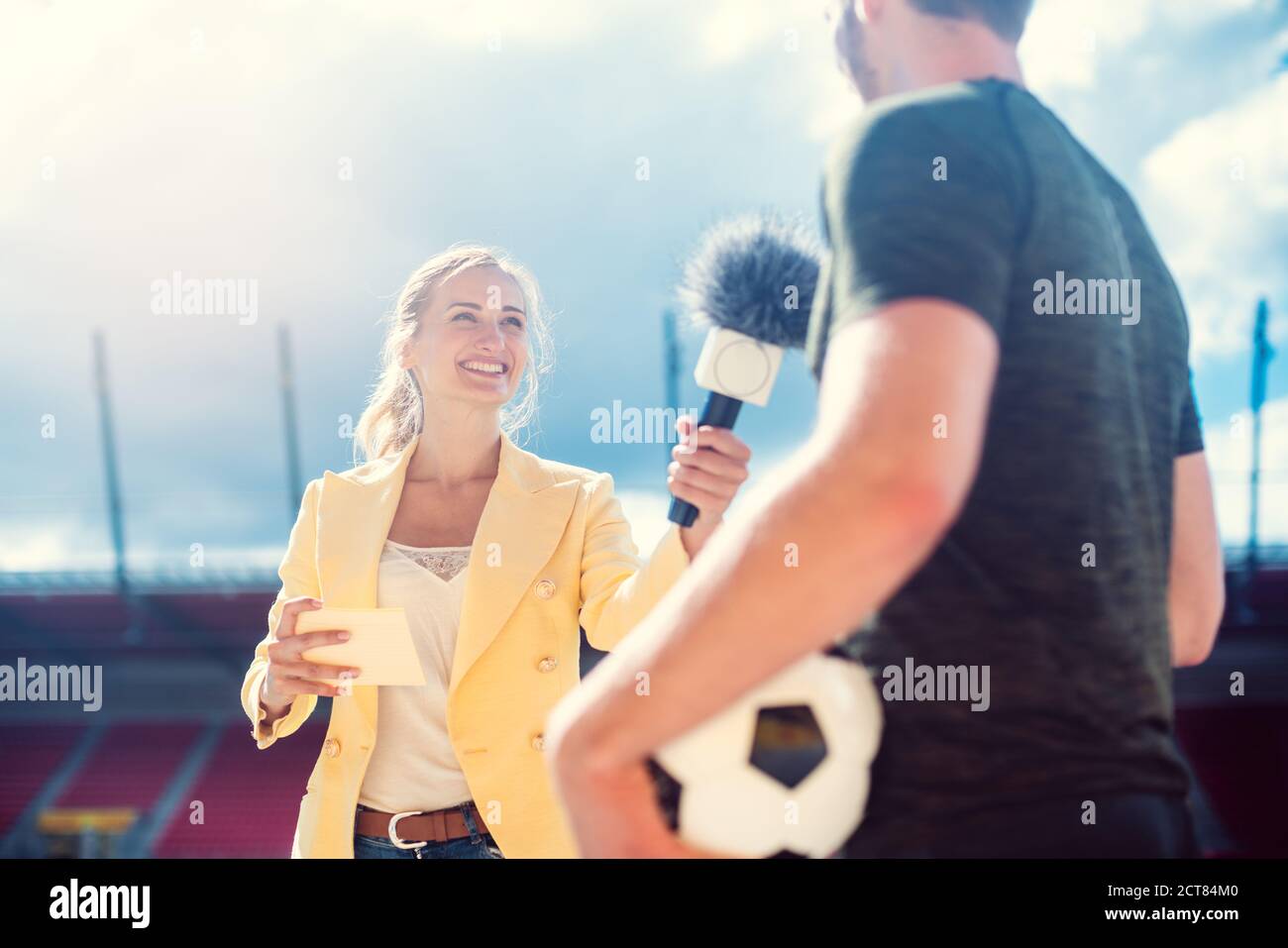 Reporter interviewten Fußballspieler in einem Stadion Stockfoto