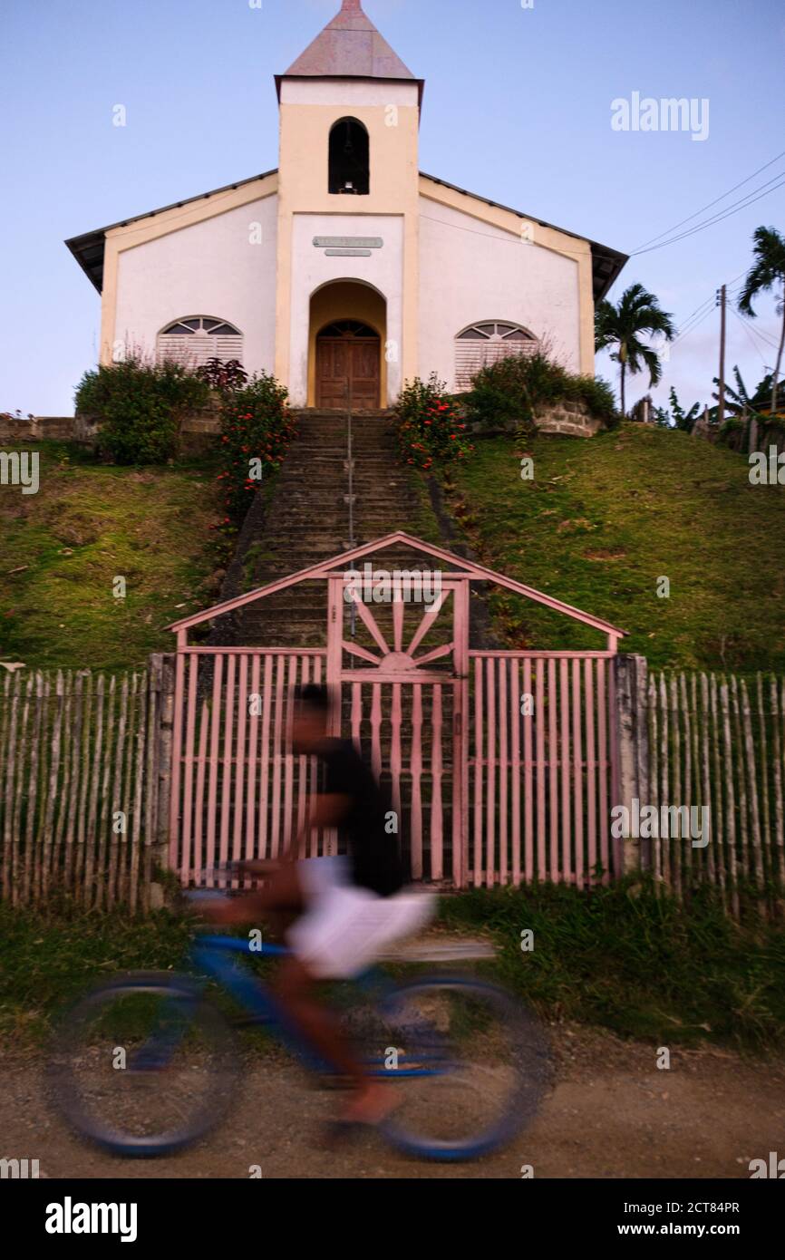 BARACOA, KUBA - CA. JANUAR 2020: Mann auf dem Fahrrad in Bahia de Mata, einem Dorf in der Nähe von Baracoa in Kuba. Stockfoto