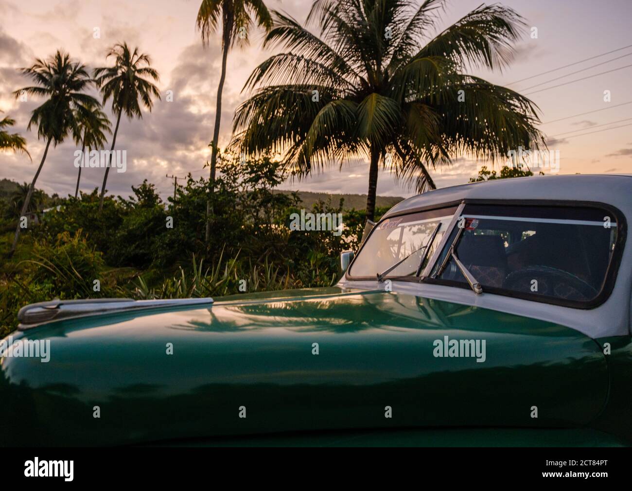 BARACOA, KUBA - CA. JANUAR 2020: Klassisches Kubaner Auto um Bahia de Mata, ein Dorf in der Nähe von Baracoa in Kuba. Stockfoto