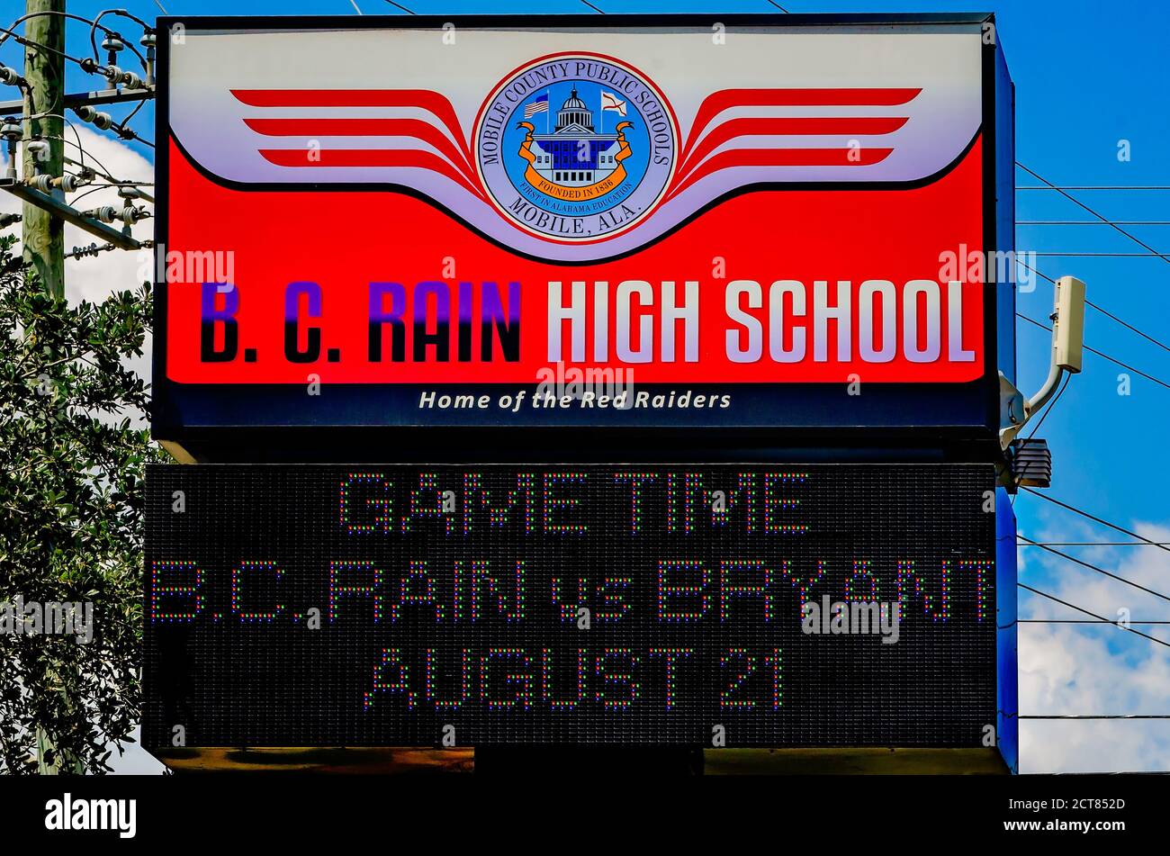 Ein Schild kündigt das erste Fußballspiel des Jahres für Studenten an der B.C. Rain High School, 22. August 2020, in Mobile, Alabama. Stockfoto