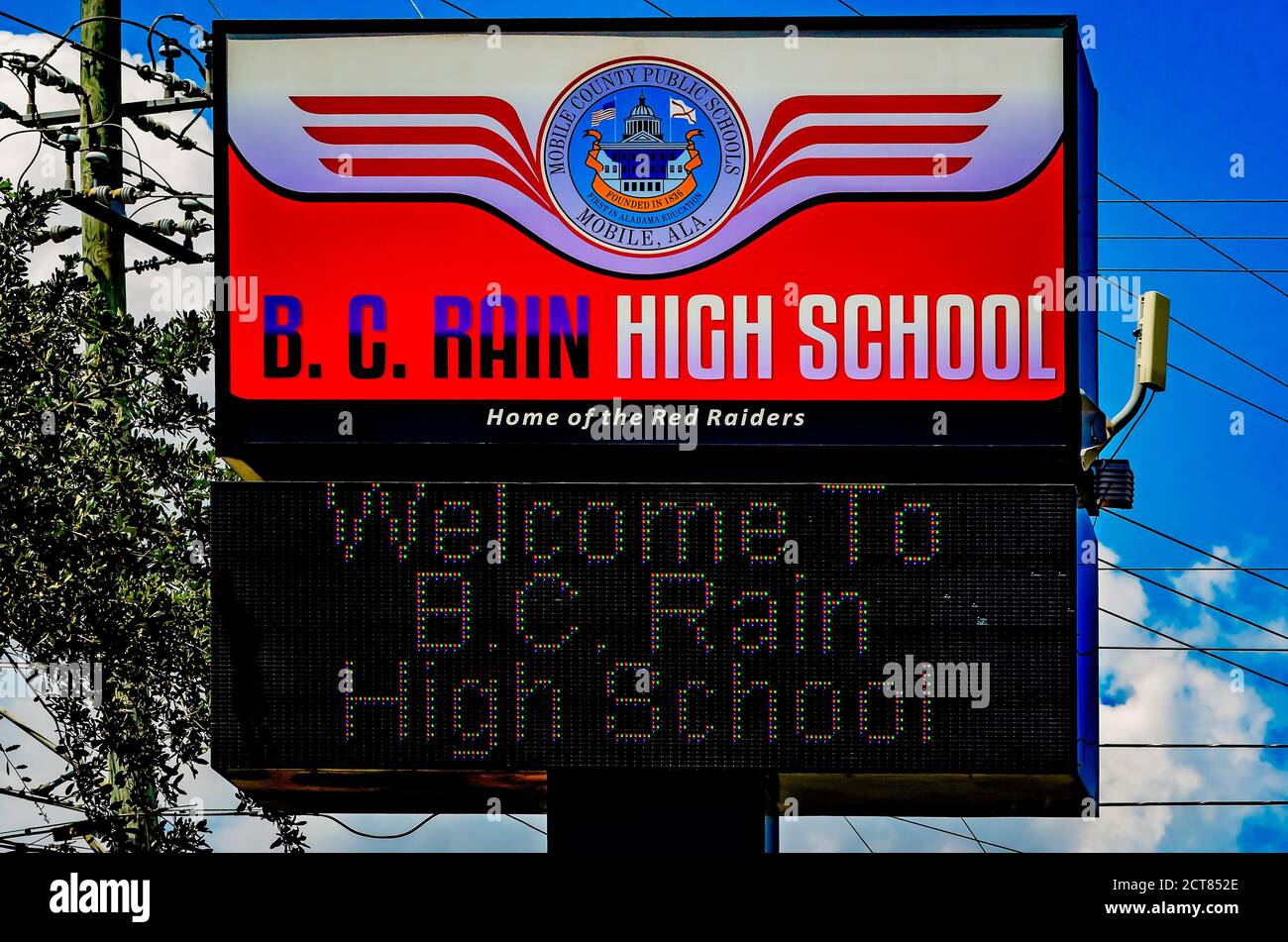 Ein Schild begrüßt Besucher der B.C. Rain High School, 22. August 2020, in Mobile, Alabama. B.C. Rain, das 1963 eröffnet wurde, ist eine öffentliche High School. Stockfoto