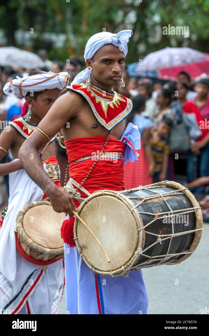 Ein Davul-Spieler schlägt seine Trommel während des Tages Perahera, der letzten Parade des buddhistischen Esala Perahera Festivals. Stockfoto