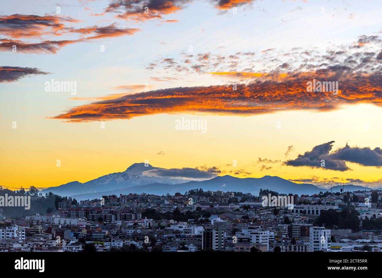 Sonnenaufgang in großer Höhe in Quito Stadt mit der schneebedeckten Cayambe Vulkan Silhouette, Ecuador. Stockfoto