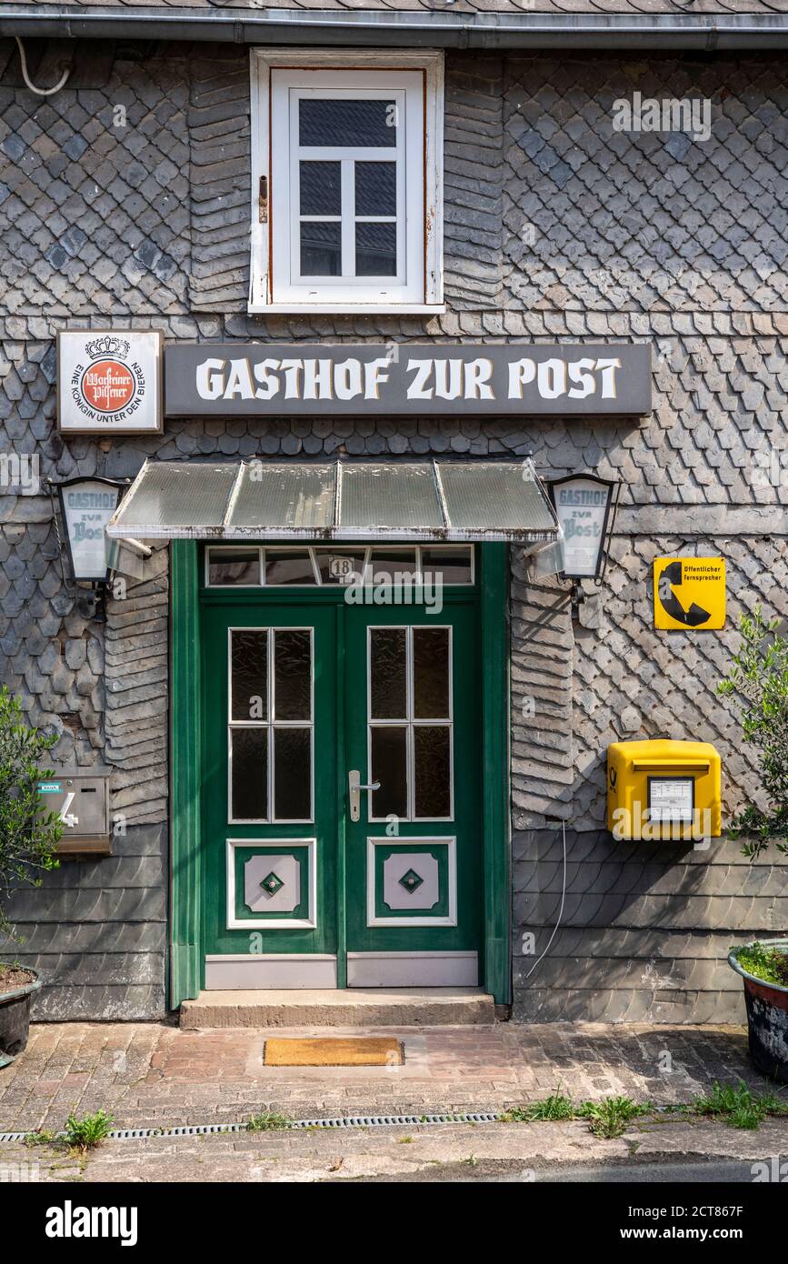 Gasthof zur Post, im Sauerland, Arnsberger Wald, Briefkasten, Briefkasten, öffentliches Telefon, alter Stil, NRW, Deutschland Stockfoto