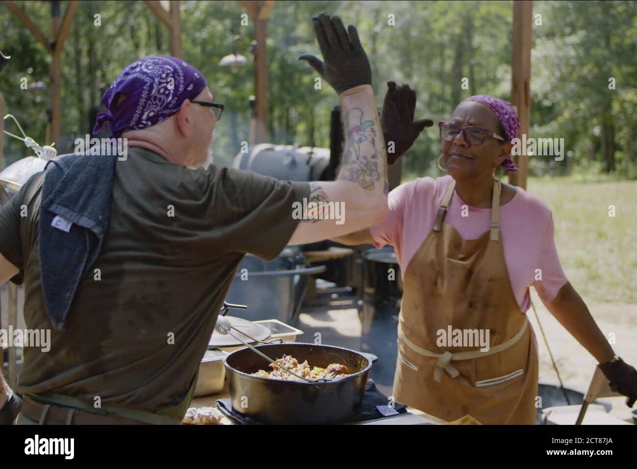 DER AMERIKANISCHE GRILLSHOWDOWN (auch bekannt ALS DER AMERIKANISCHE GRILLSHOWDOWN), von links: Teilnehmer James Grubbs , Sylvie Curry, (Staffel 1, ep. 105, ausgestrahlt 18. September 2020). Foto: ©Netflix / Courtesy Everett Collection Stockfoto