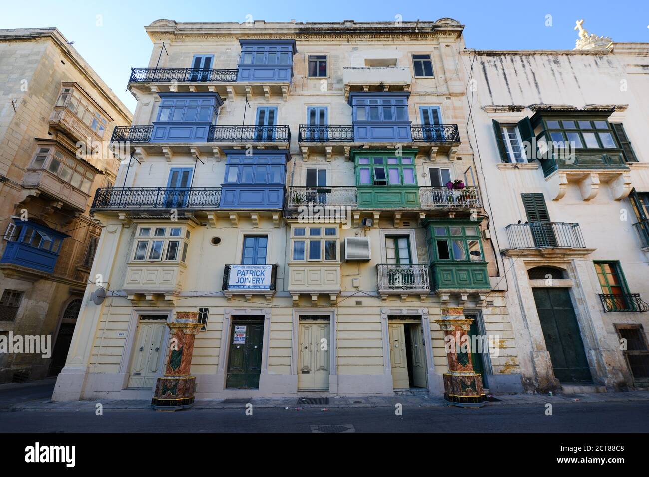 Traditionelle maltesische Balkone in alten Gebäuden in Valletta, Malta. Stockfoto