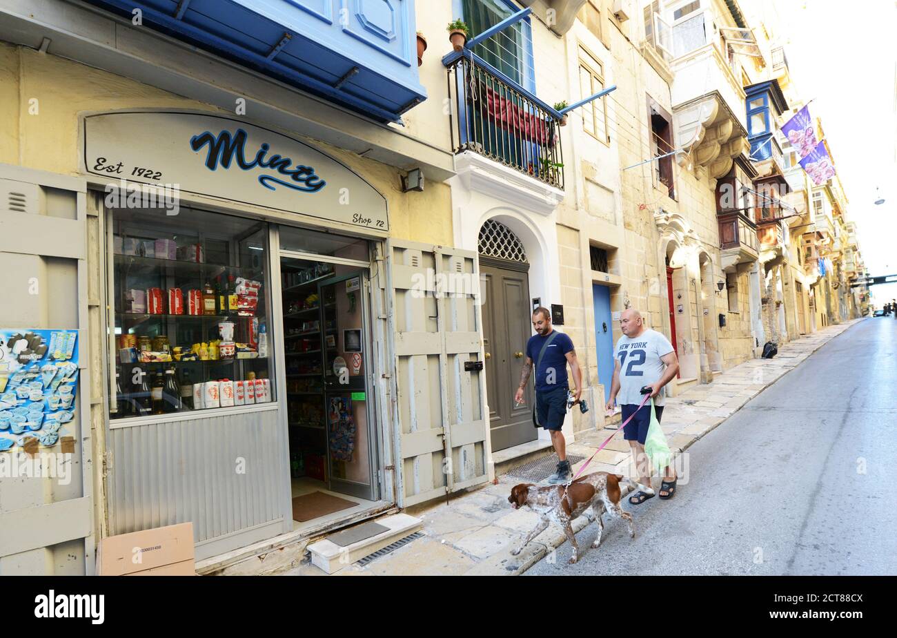 Malteser zu Fuß seinen Hund in Valletta, Malta. Stockfoto