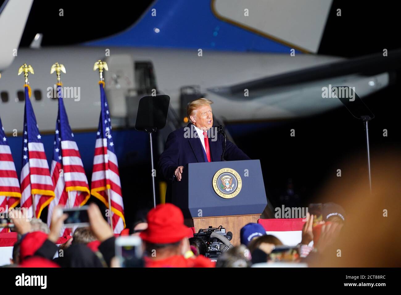 Donald Trump, der 45. Präsident der vereinigten Staaten, hielt spät in der Nacht eine Make america Great Again-Kundgebung am zentralen Flughafen von wisconsin ab. Stockfoto