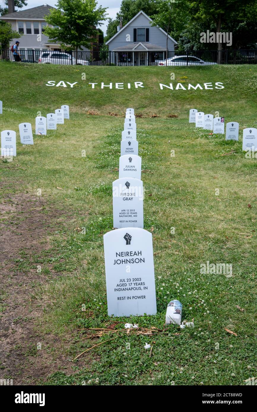 Minneapolis, Minnesota. Sagen Sie, ihr Name Friedhof hat 100 Grabsteine, die Afroamerikaner, die durch die Hände der Polizei gestorben sind. Stockfoto