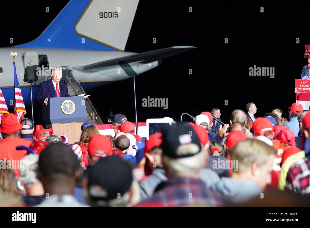 Donald Trump, der 45. Präsident der vereinigten Staaten, hielt spät in der Nacht eine Make america Great Again-Kundgebung am zentralen Flughafen von wisconsin ab. Stockfoto