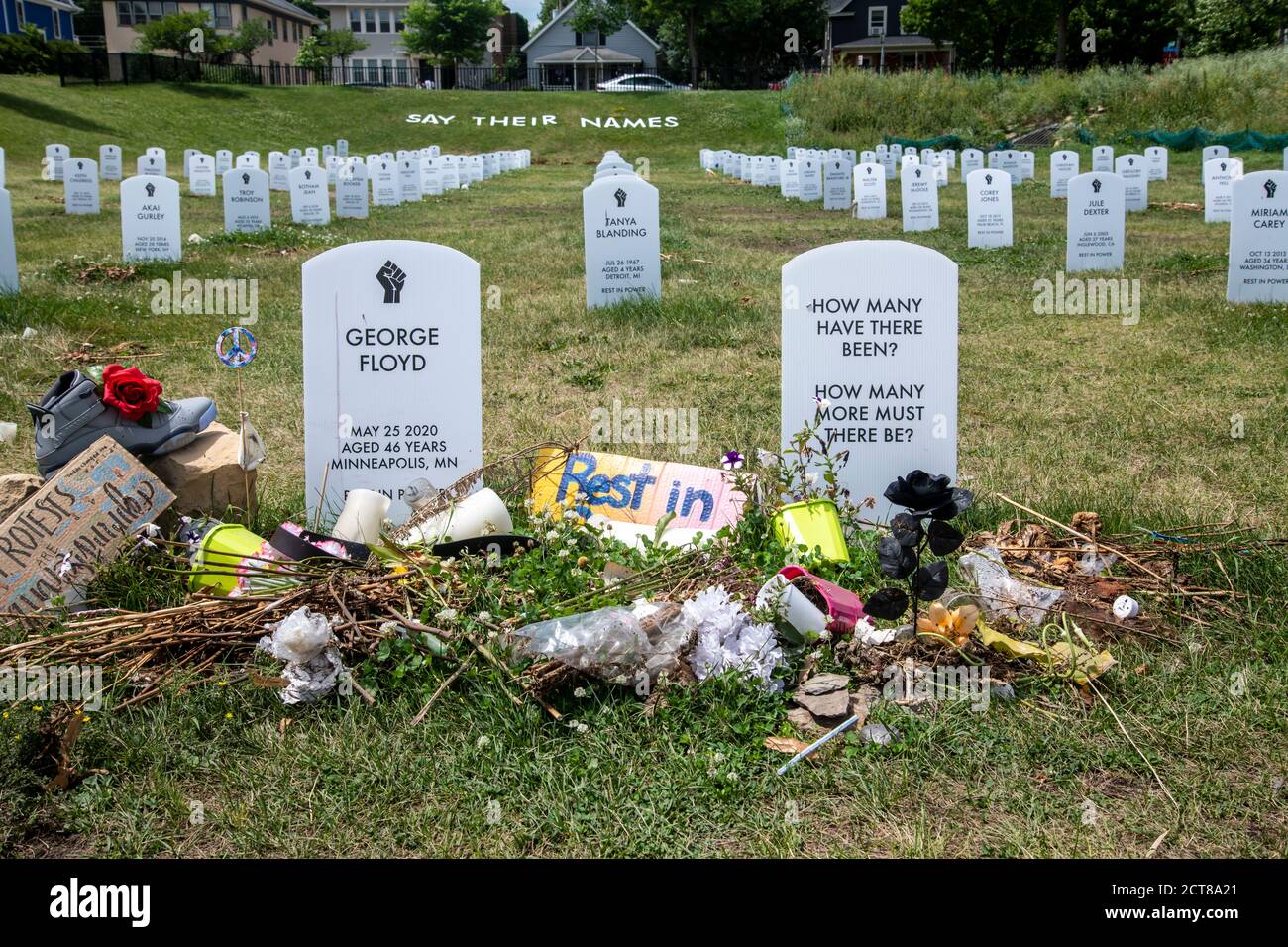 Minneapolis, Minnesota. Sagen Sie, ihr Name Friedhof hat 100 Grabsteine, die Afroamerikaner, die durch die Hände der Polizei gestorben sind. Stockfoto