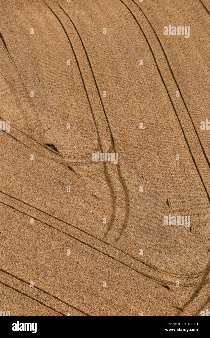 Luftaufnahme der Traktorspuren im Feld Stockfoto