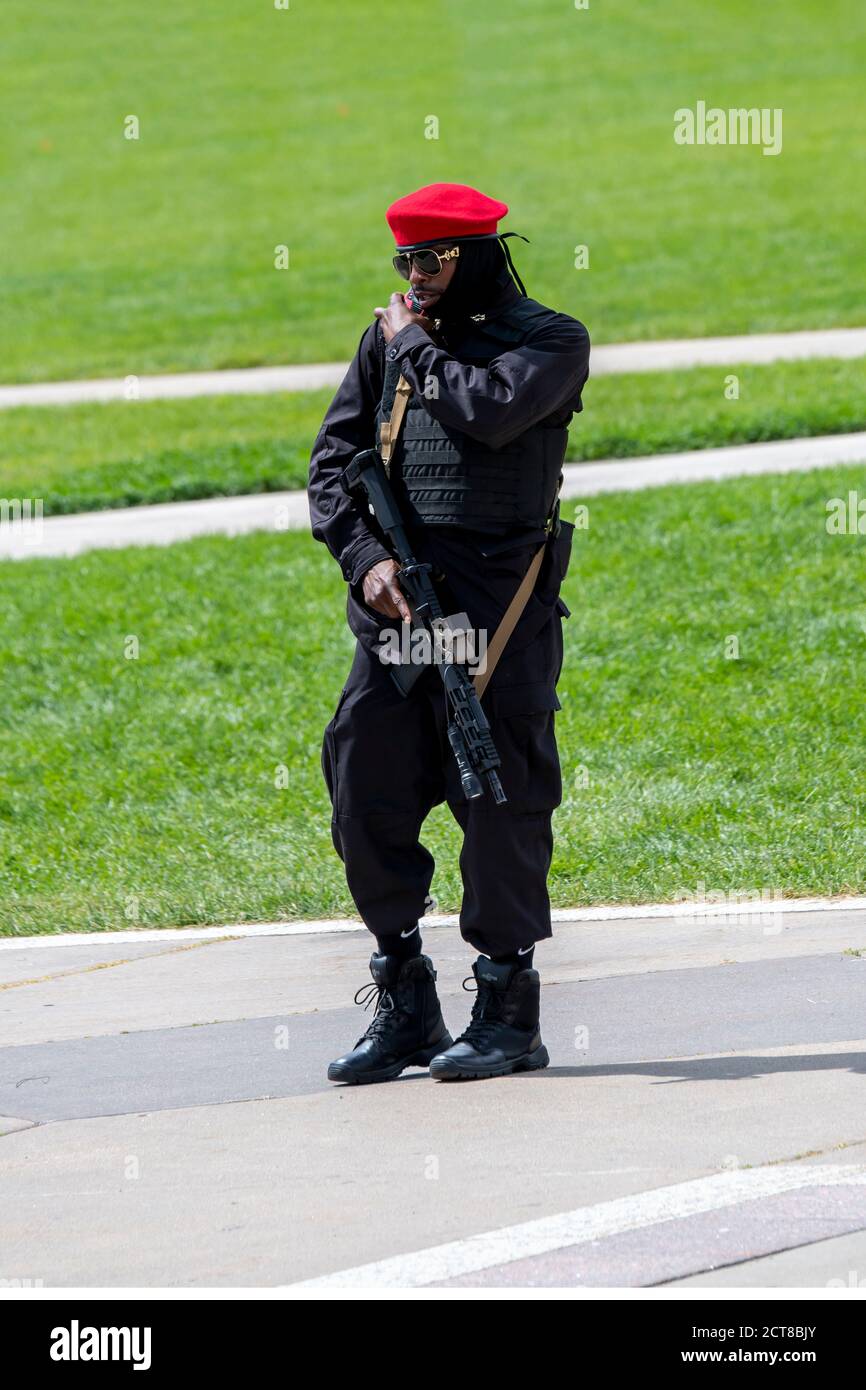 St. Paul, Minnesota. 22. August 2020. Ein Mitglied der New Black Panthers steht mit seiner Waffe bereit, während er an einem jugendmarsch und einer Kundgebung teilnimmt Stockfoto