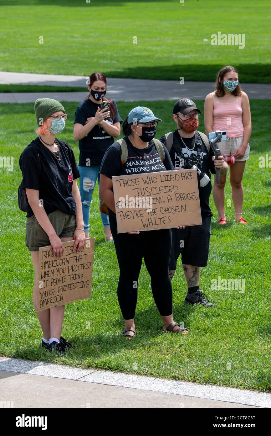 St. Paul, Minnesota. 22. August 2020. Junge Frauen mit Protestsingen, die an einem jugendmarsch und einer Kundgebung zur Beendigung der Gewalt teilnehmen. Stockfoto