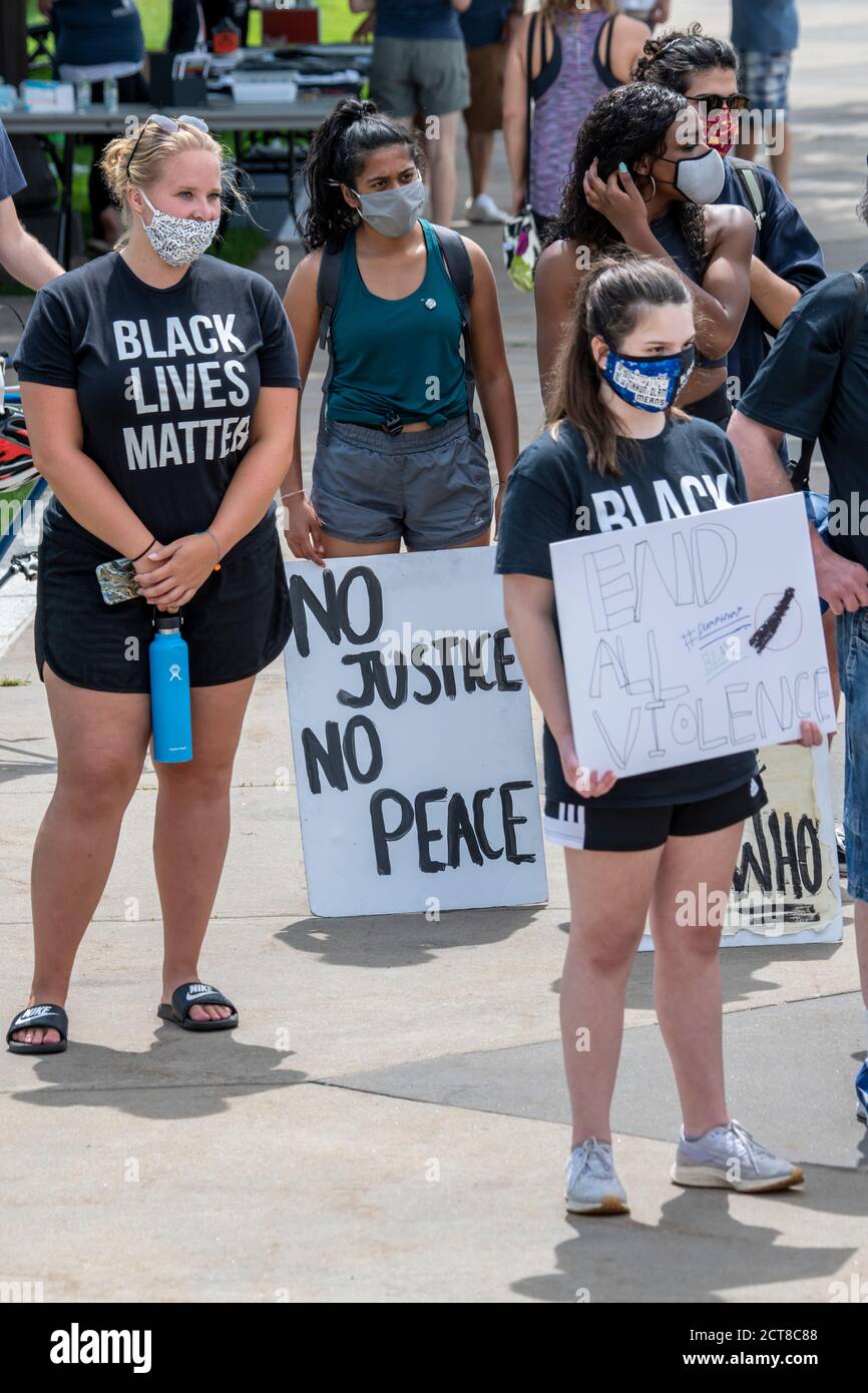 St. Paul, Minnesota. 22. August 2020. jugendmarsch und Kundgebung zur Beendigung der Gewalt. Junge Frauen mit Schildern bei der Kundgebung. Stockfoto