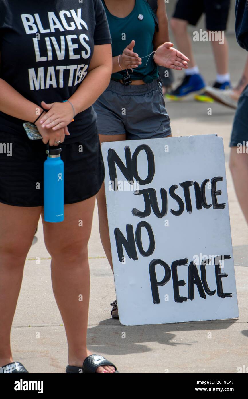 St. Paul, Minnesota. 22. August 2020. jugendmarsch und Kundgebung zur Beendigung der Gewalt. Junge Frauen mit einem „kein Recht kein Frieden“-Zeichen Stockfoto