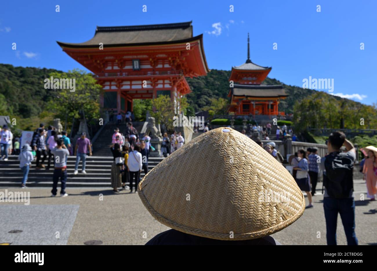 Ein Bettelmönch aus Japan sammelt Spenden vor dem Niomon (Deva-Tor) in den Bezirken des Otowa-san Kiyomizu-dera Tempels, Kyoto JP Stockfoto