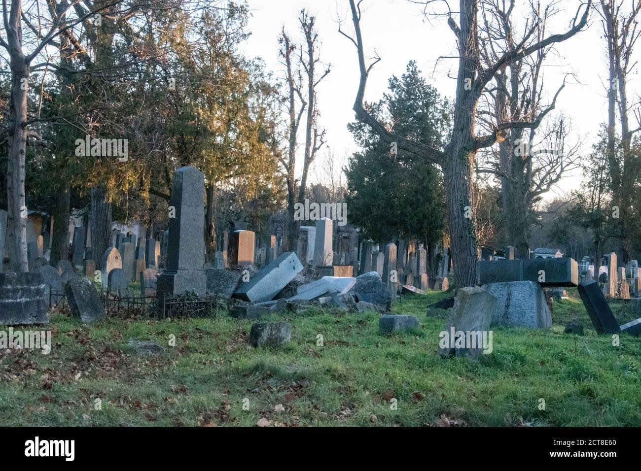 11th. Dezember 2019, Wiener Zentralfriedhof, Wien, Österreich.gestürzte Grabsteine im jüdischen Teil des Friedhofs. Stockfoto