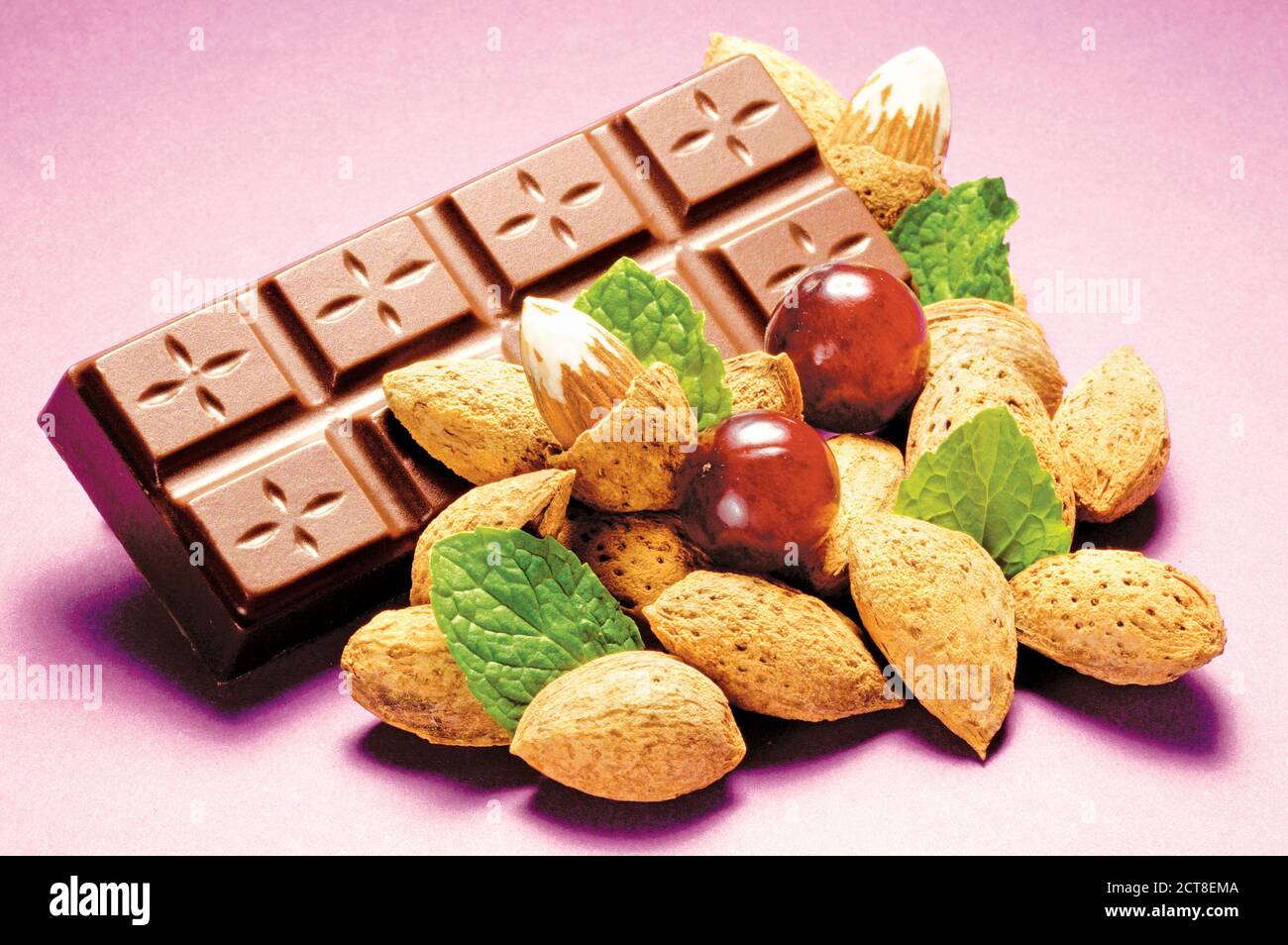 Schokoladenriegel mit Mandelnüssen und Traubenfrüchten Stockfoto