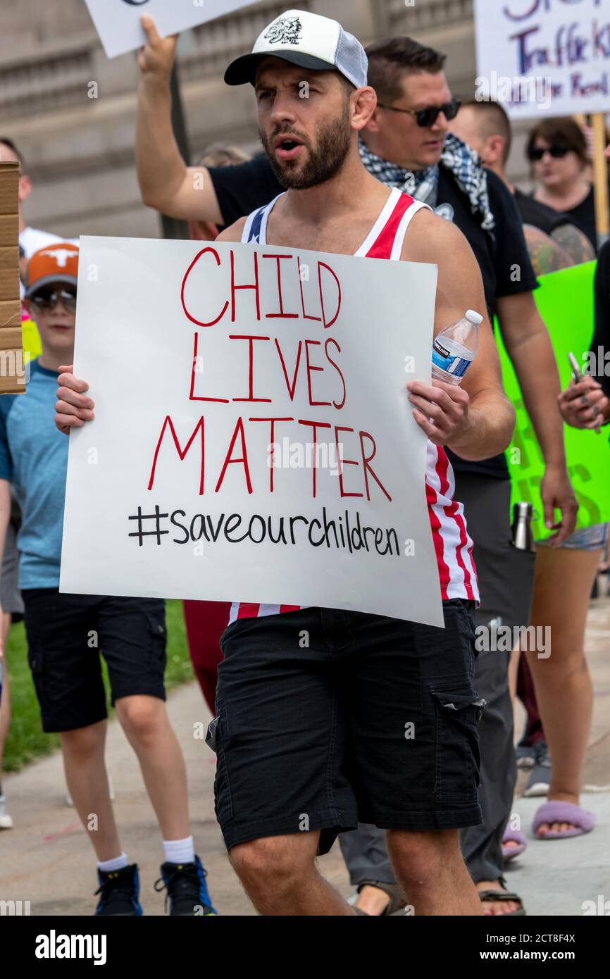 St. Paul, Minnesota. 22. August 2020. Rette unsere Kinder, die protestieren. Protestler hält ein Kind lebt Angelegenheit Zeichen. Stockfoto