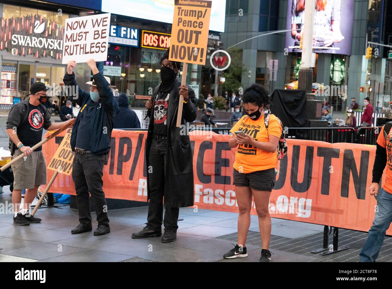 New York, New York, USA. September 2020. Demonstranten, die gegen die Regierung von Tump/Pence in New York protestieren, werden am Times Square gezeigt. Die Organisierungsgruppe Refuse Faschism kündigte während der Demonstration an, dass sie am 3. Oktober 2020 gewaltfreie Proteste haben werden, die Tag für Tag durch die Wahlen andauern werden. Kredit: Brian Branch Price/ZUMA Wire/Alamy Live Nachrichten Stockfoto