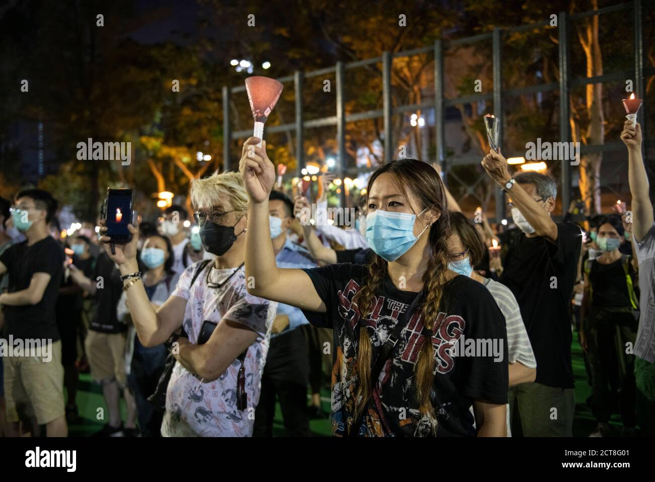 HONGKONG, HONGKONG SAR, CHINA: 4. JUNI 2020. Die Leute halten ihre Hände hoch, um 5 Forderungen nicht einen weniger Slogan auf dem illegalen Protest zu zeigen.Massen sammeln ich Stockfoto
