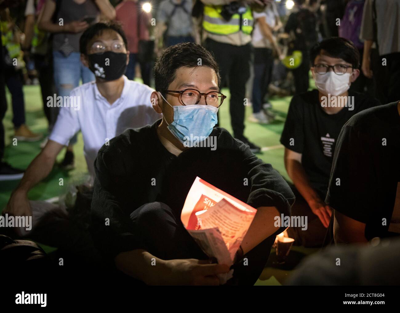 HONGKONG, HONGKONG SAR, CHINA: 4. JUNI 2020. Nathan Law kommt mit Kommilitonen im Victoria Park Hong Kong zu einer Mahnwache zum 31. Jahrestag der Stockfoto