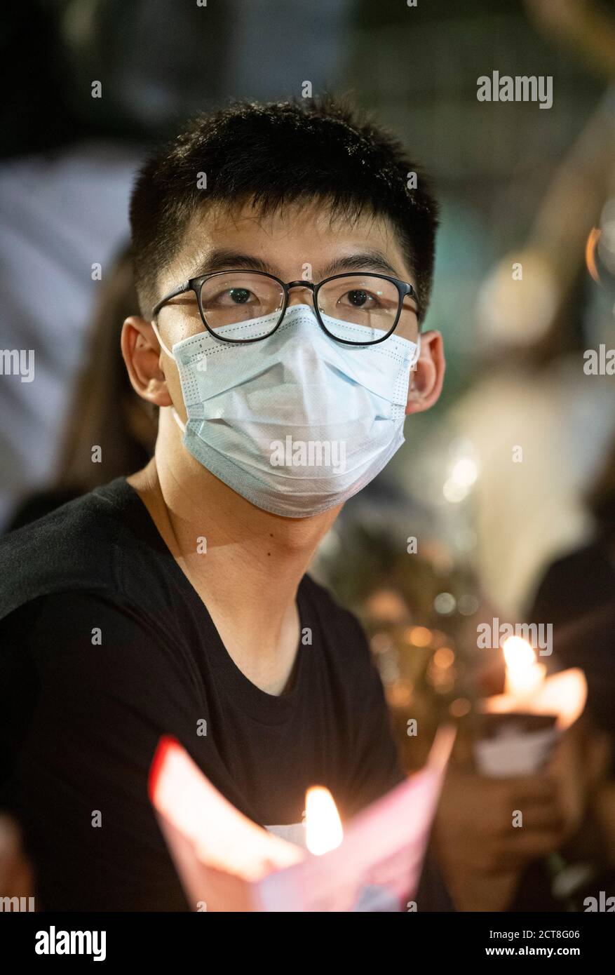 HONGKONG, HONGKONG SAR, CHINA: 4. JUNI 2020. Studentenführer Joshua Wong nimmt an dem illegalen Protest Teil.Menschenmassen versammeln sich im Victoria Park Hong Kong für ein V. Stockfoto