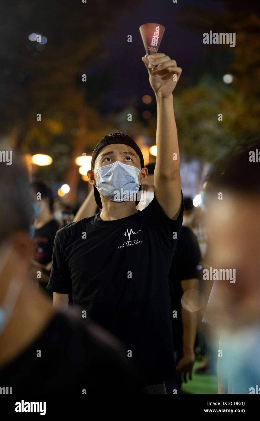 HONGKONG, HONGKONG SAR, CHINA: 4. JUNI 2020. Die Leute halten ihre Hände hoch, um 5 Forderungen nicht einen weniger Slogan auf dem illegalen Protest zu zeigen.Massen sammeln ich Stockfoto