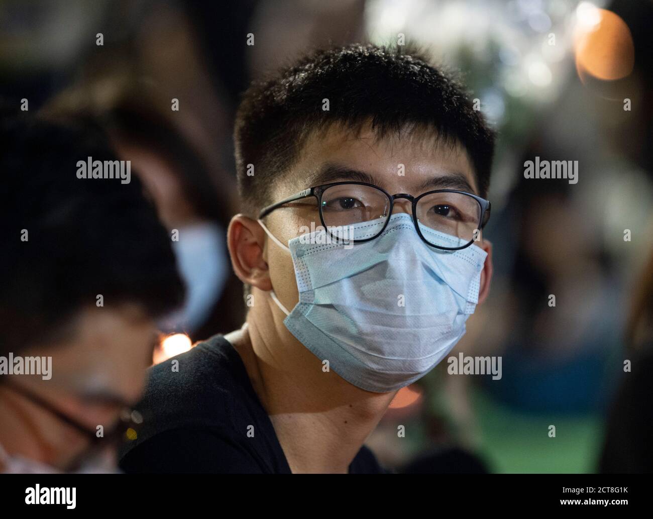 HONGKONG, HONGKONG SAR, CHINA: 4. JUNI 2020. Studentenführer Joshua Wong nimmt an dem illegalen Protest Teil.Menschenmassen versammeln sich im Victoria Park Hong Kong für ein V. Stockfoto