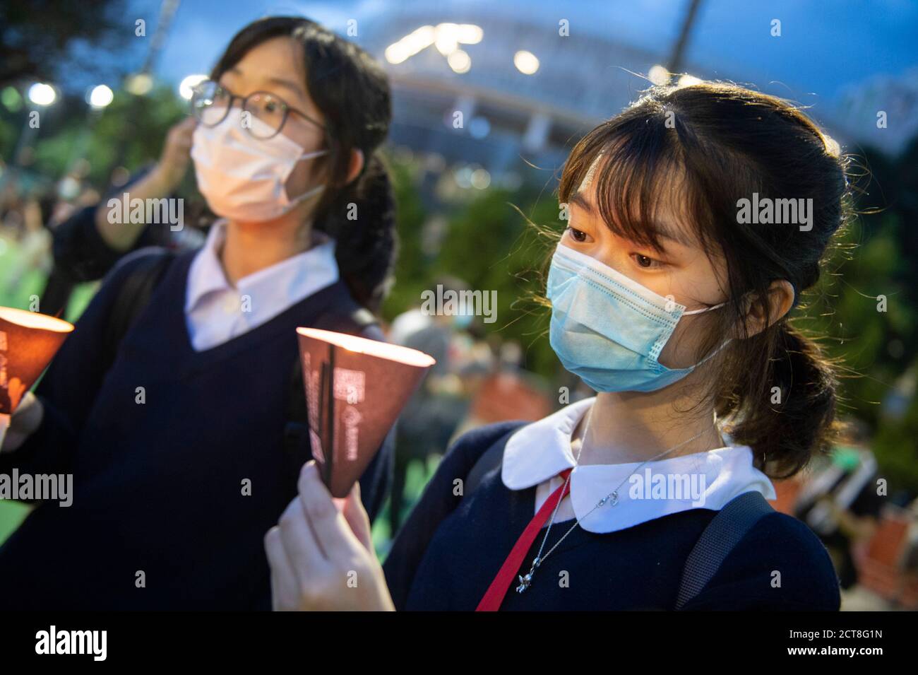 HONGKONG, HONGKONG SAR, CHINA: 4. JUNI 2020. Studenten schließen sich dem illegalen Protest an.Menschenmassen versammeln sich im Victoria Park Hong Kong für eine Mahnwache für die 31. ann Stockfoto