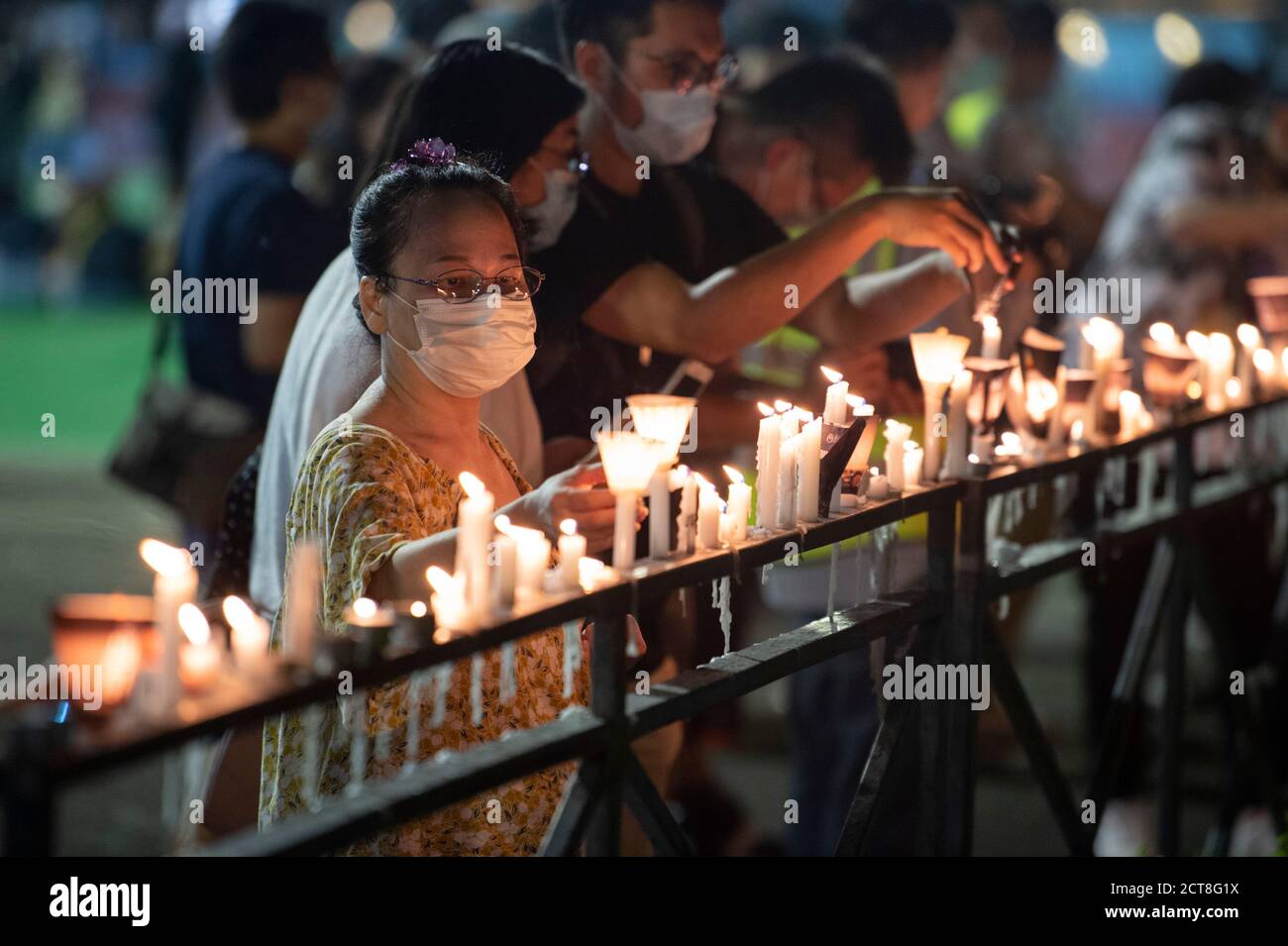HONGKONG, HONGKONG SAR, CHINA: 4. JUNI 2020. Menschenmassen versammeln sich im Victoria Park Hong Kong für eine Mahnwache vor dem 31. Jahrestag des Tiananmen-Platzes Stockfoto