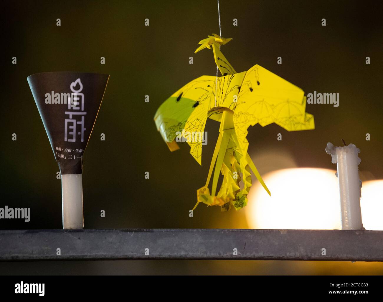 HONGKONG, HONGKONG SAR, CHINA: 4. JUNI 2020. Menschenmassen versammeln sich im Victoria Park Hong Kong für eine Mahnwache vor dem 31. Jahrestag des Tiananmen-Platzes Stockfoto