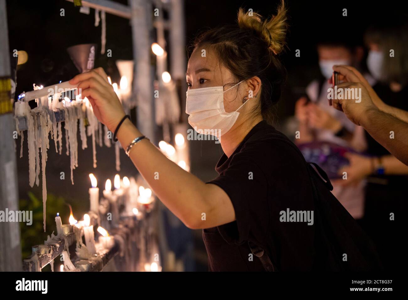 HONGKONG, HONGKONG SAR, CHINA: 4. JUNI 2020. Menschenmassen versammeln sich im Victoria Park Hong Kong für eine Mahnwache vor dem 31. Jahrestag des Tiananmen-Platzes Stockfoto