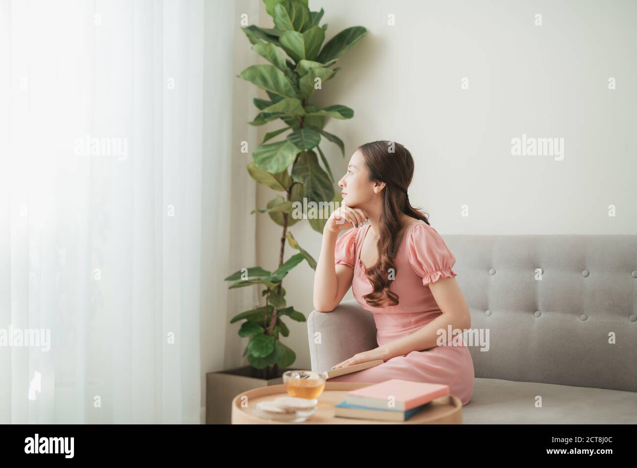 Junge attraktive asiatische Frau entspannend Stockfoto