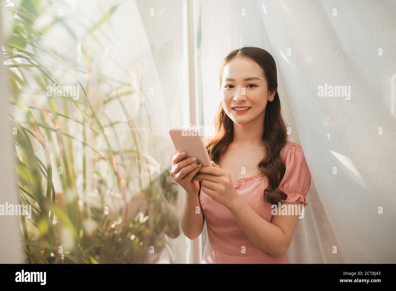 Junge asiatische Frau mit Smartphone Stockfoto