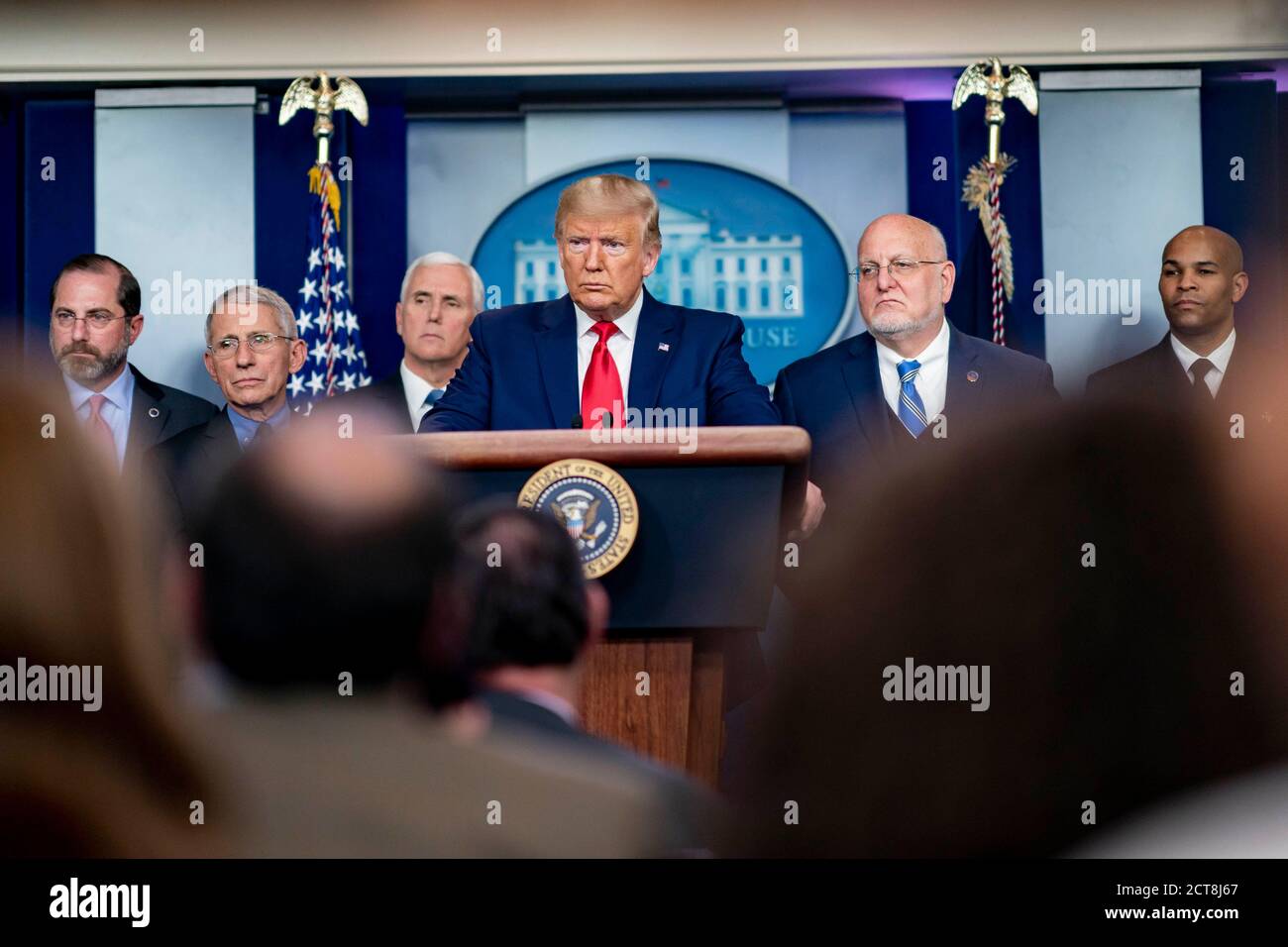 WASHINGTON DC, USA -,29. Februar 2020 - Präsident Donald J Trump, begleitet von Vizepräsident Mike Pence, beantwortet Fragen von Reportern während eines Coronav Stockfoto